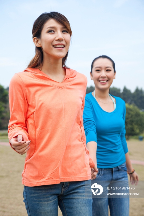 年轻女人在郊外