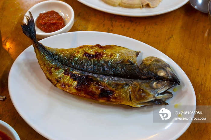 韩国济州岛美食烤秋刀鱼