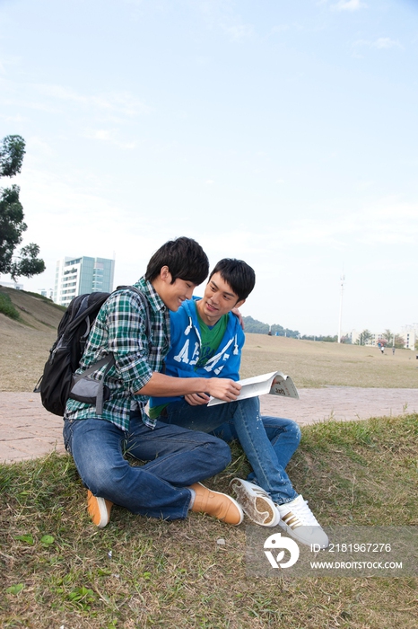 年轻大学生在公园郊游