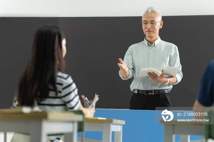 大学老师给学生们上课