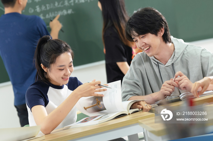 坐在教室里讨论学习的大学生