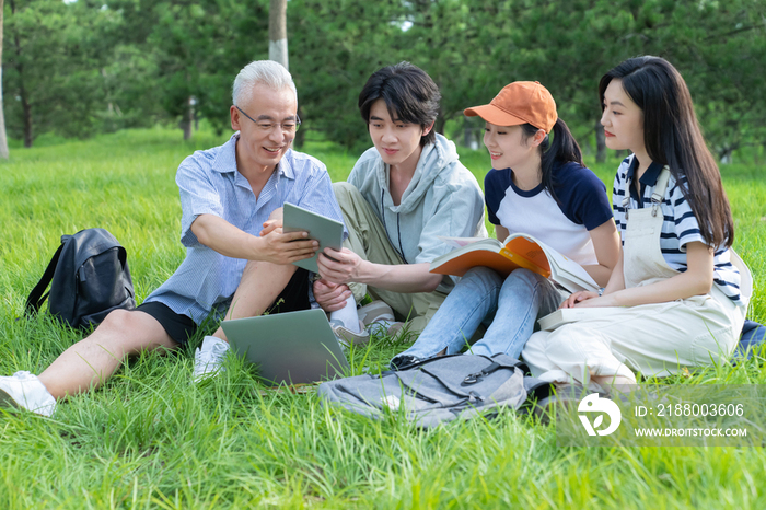 老师和大学生坐在校园里交谈