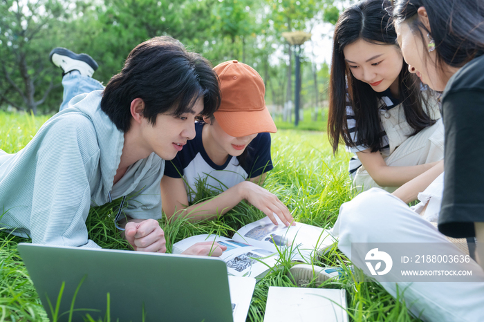 大学生在校园里看书学习