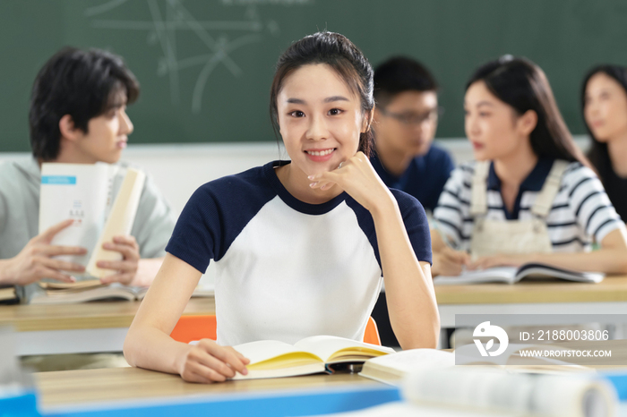 坐在教室里学习的大学生