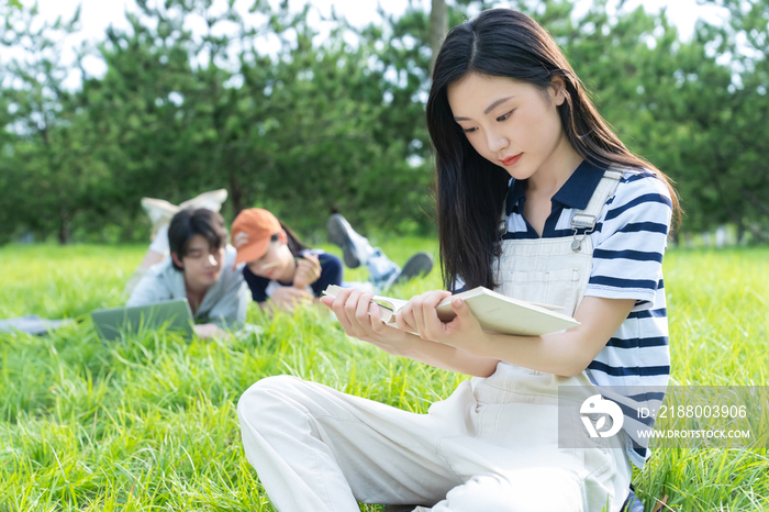 大学生在校园里看书学习