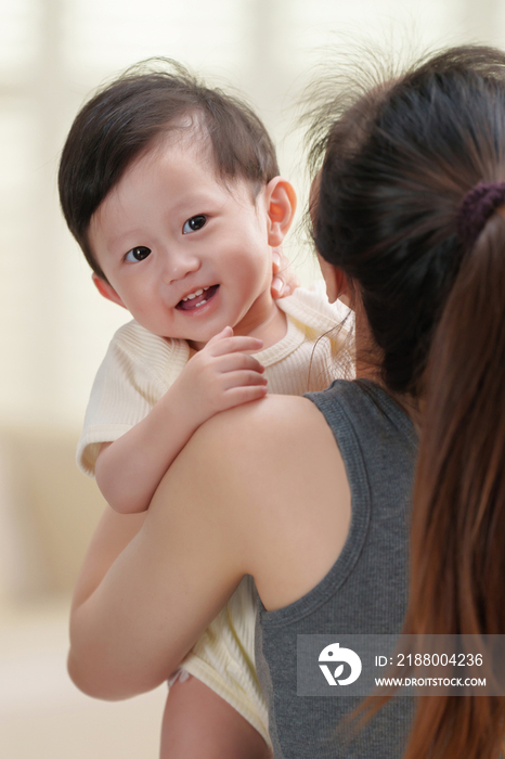 年轻妈妈抱着可爱的宝宝