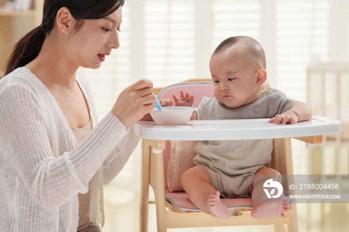 年轻妈妈喂宝宝吃饭