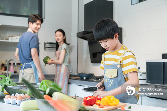 年轻父母教儿子学做饭