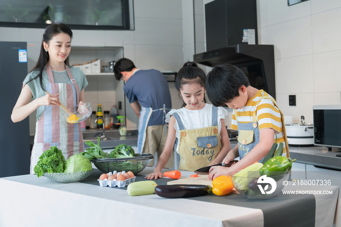 年轻父母教孩子学做饭