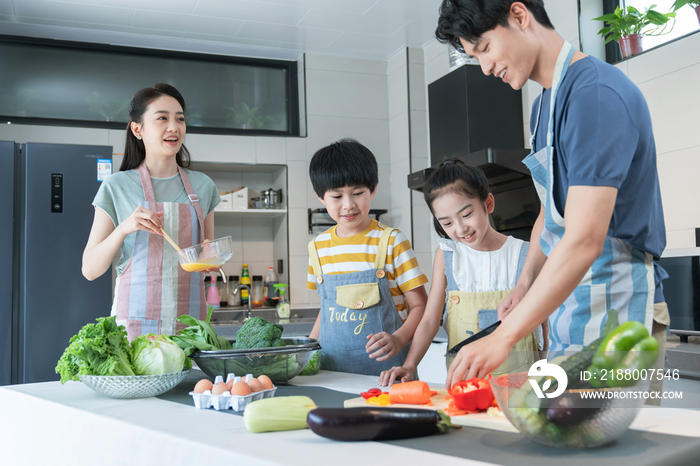 年轻父母教孩子学做饭