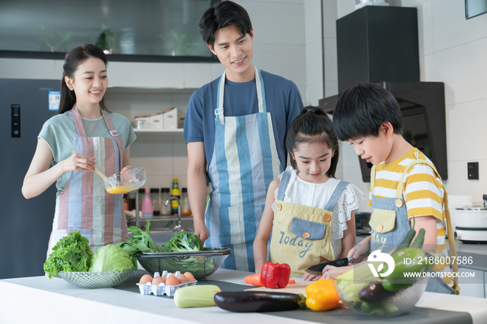 年轻父母教孩子学做饭