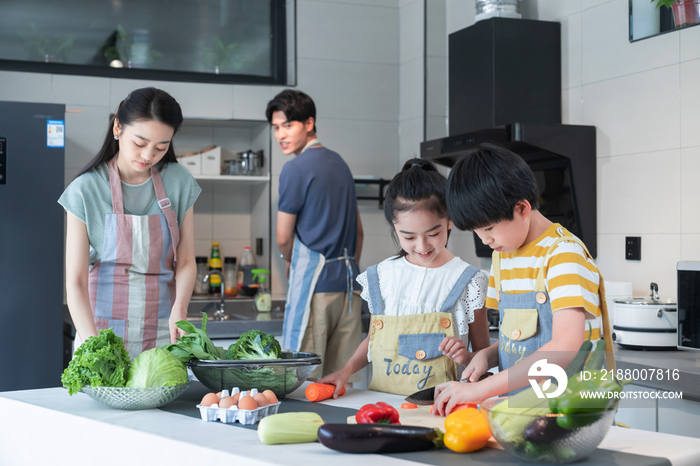 年轻父母教孩子学做饭