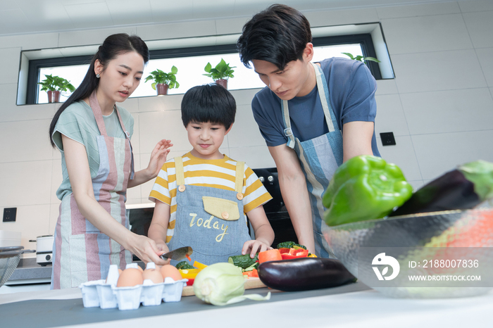 年轻父母教儿子学做饭