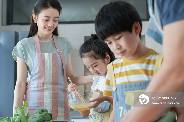 年轻父母教孩子学做饭