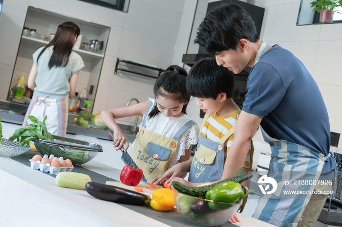 年轻父母教孩子学做饭