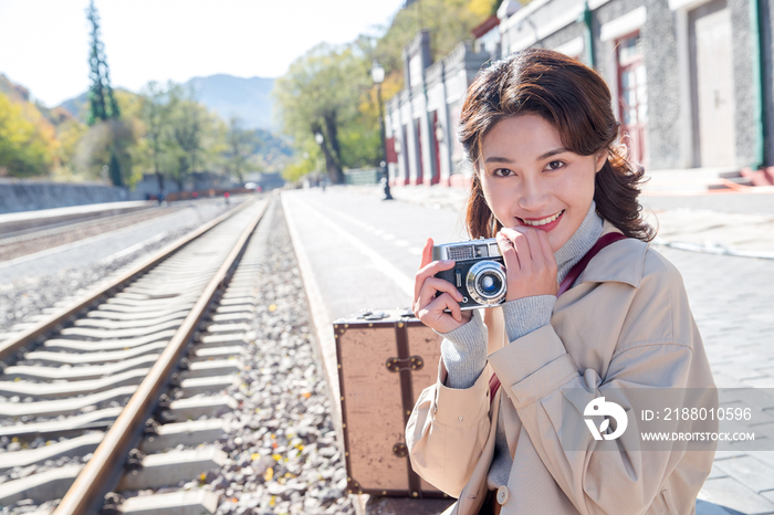 旅行的青年女人拿着照相机