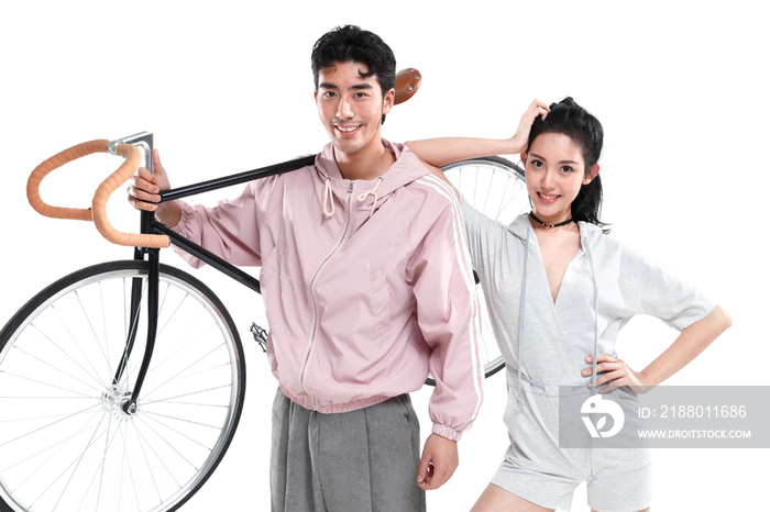 青年情侣和自行车