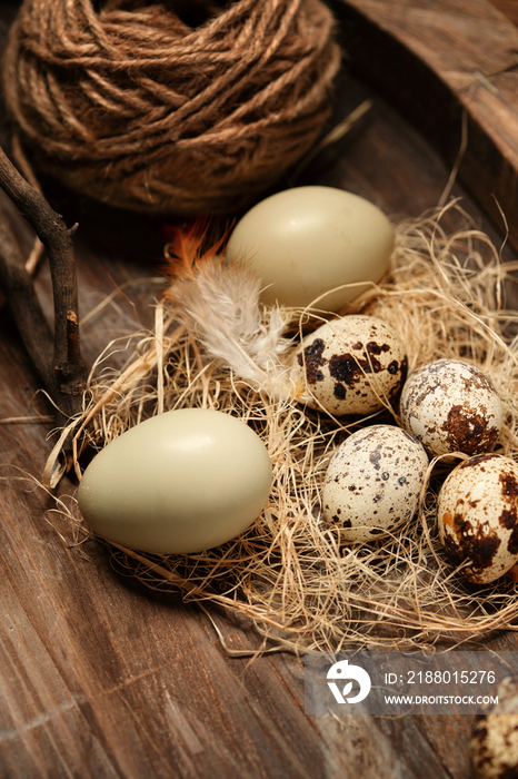 木板上的鸡蛋和鹌鹑蛋
