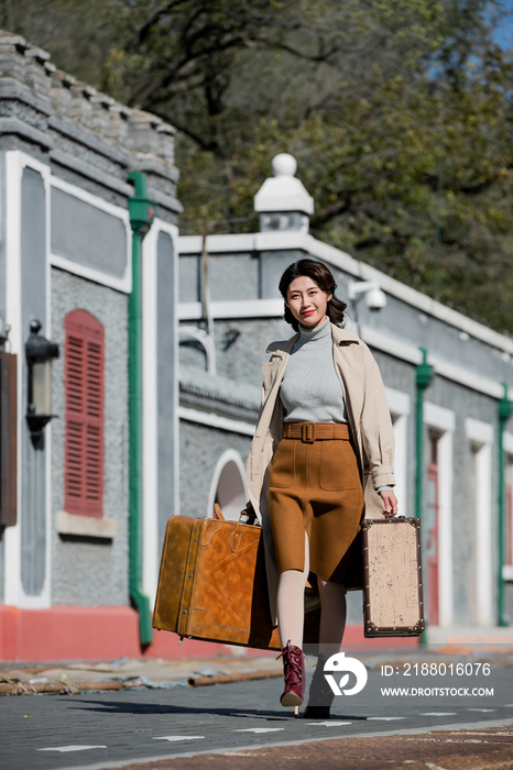 青年女人拿着行李箱旅行