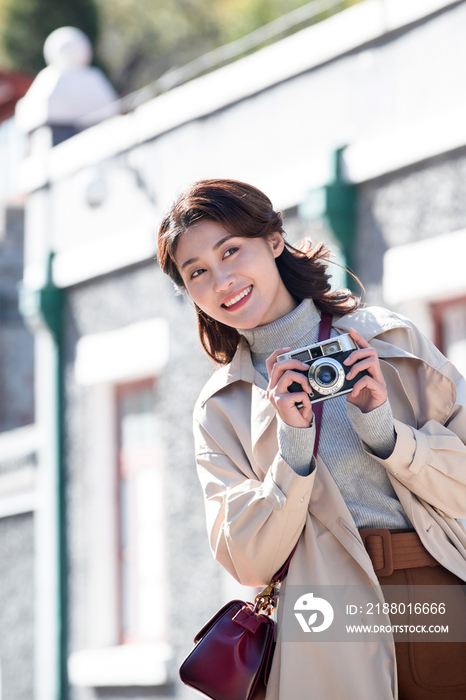 旅行的青年女人拿着照相机