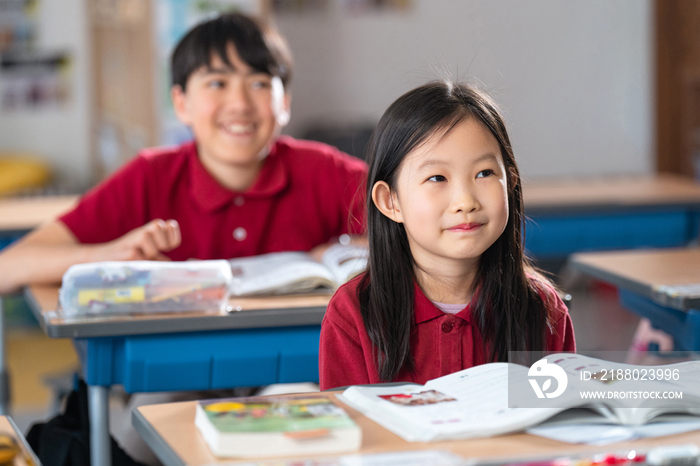 学生在教室里上课