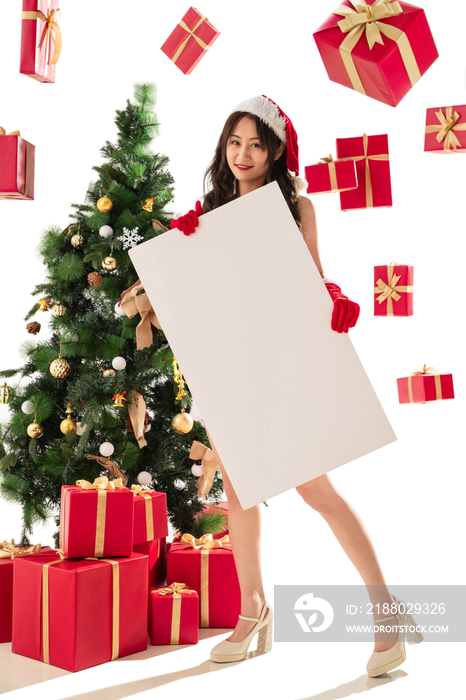 过圣诞节的年轻女人拿着白板