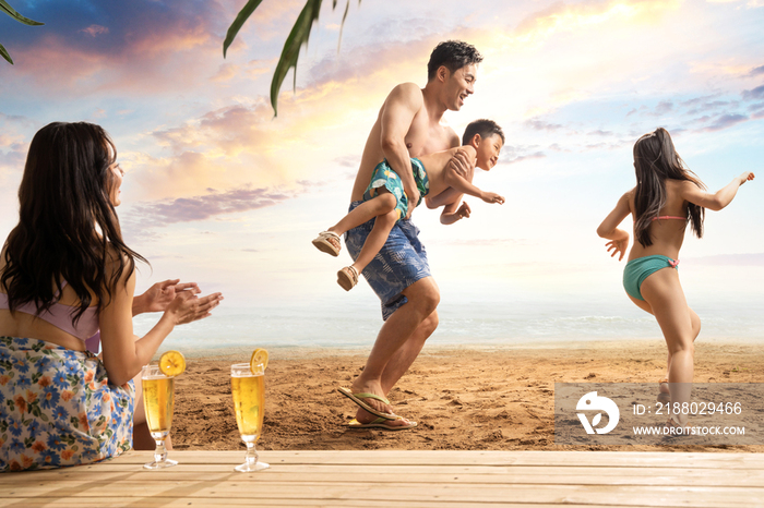 幸福的四口之家在沙滩上享受休闲时光