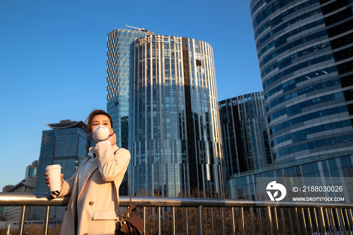 户外戴口罩的青年女人