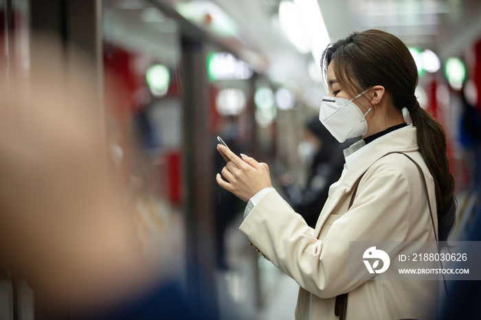 年轻女人站在地铁站台上