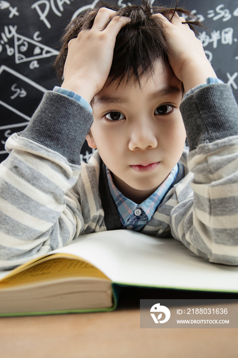 学习崩溃的小学男生