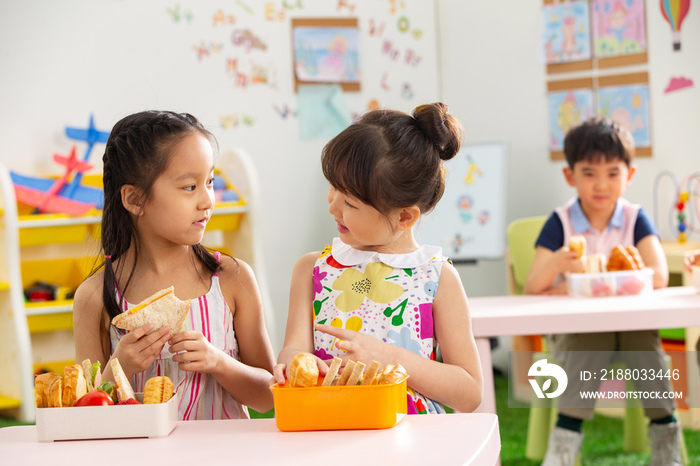 幼儿园小朋友用餐