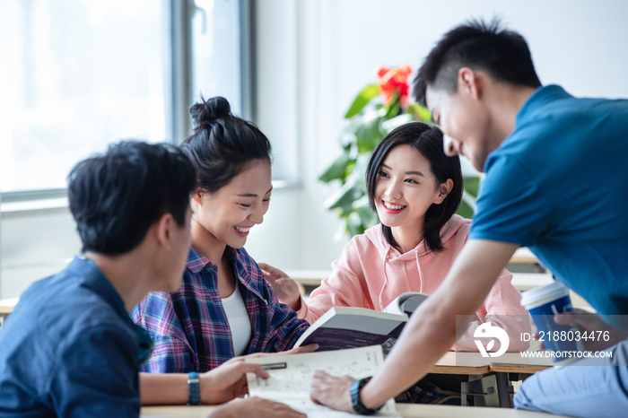 大学生在教室内交流学习