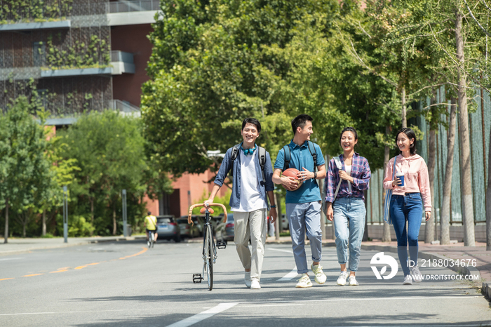 快乐的大学生在校园里步行