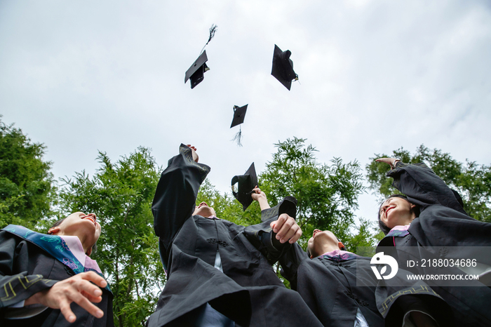 穿着学士服的大学生扔学士帽