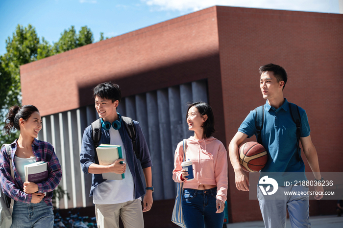 下课后的大学生在校园里边走边聊