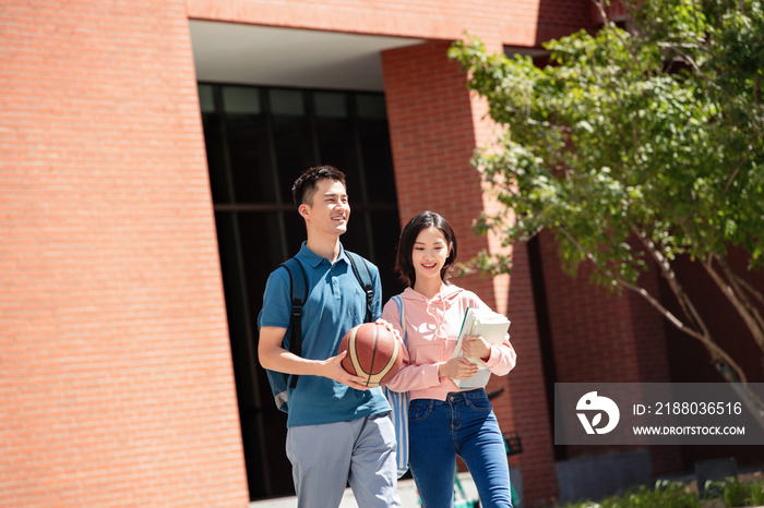 大学生情侣在校园里