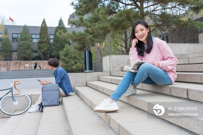 大学生在校园里学习