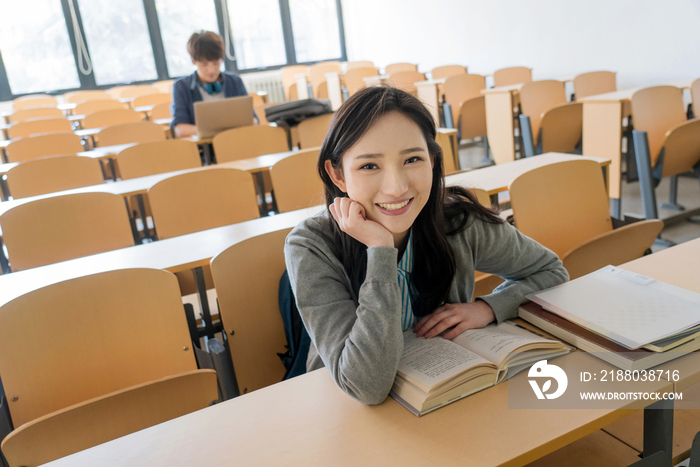 大学生在教室里学习