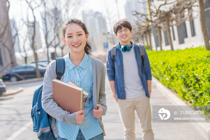 大学生情侣在校园里