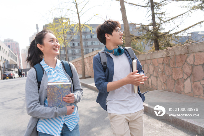 大学生情侣在校园里