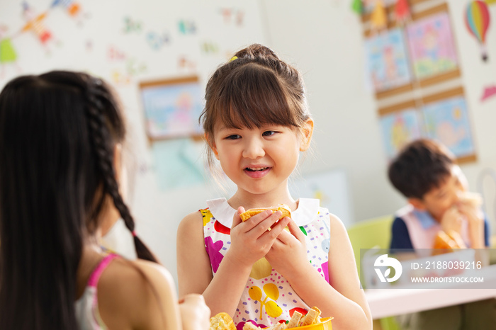 幼儿园小朋友用餐