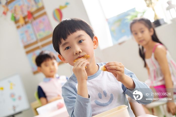 幼儿园小朋友用餐