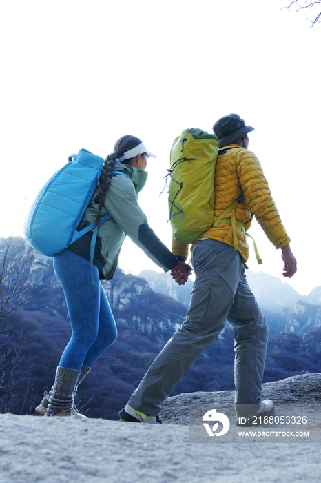 户外登山的青年伴侣