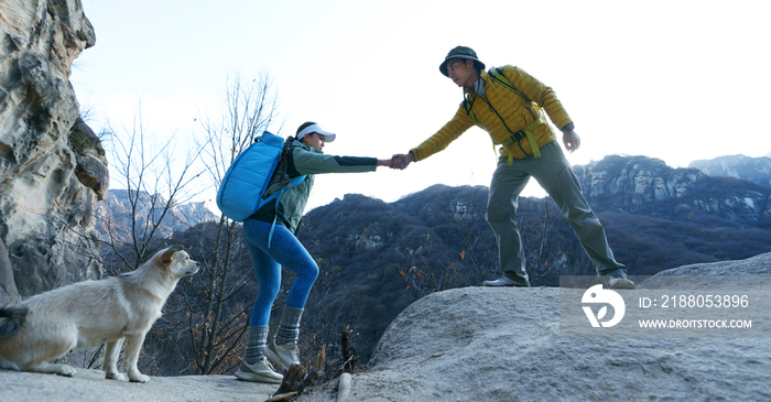 户外登山的青年伴侣