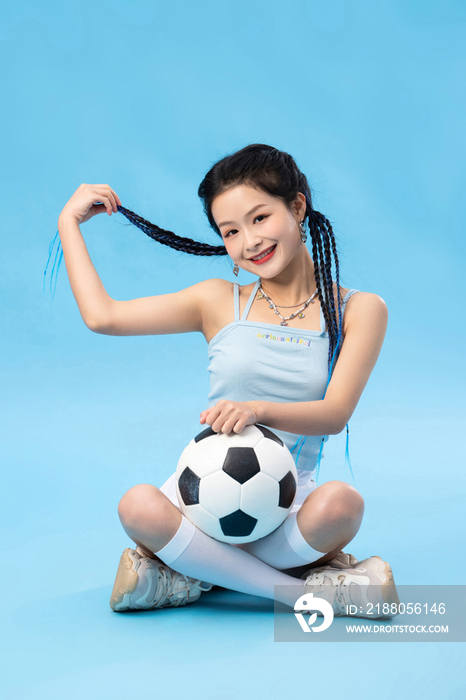 年轻女孩和足球