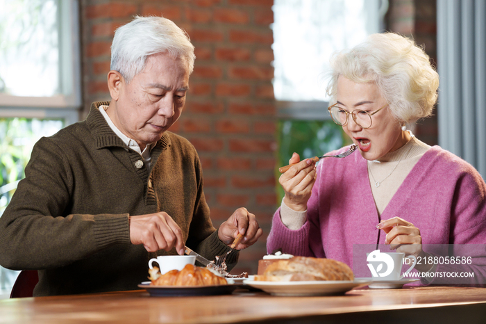 老年夫妇享用早餐