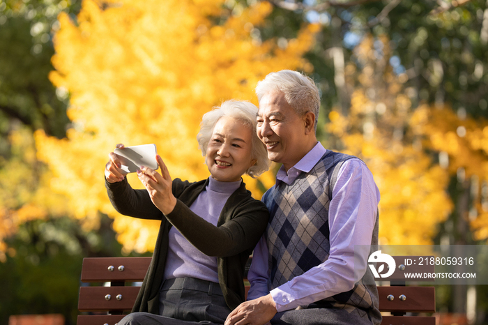 老年夫妇使用手机拍照