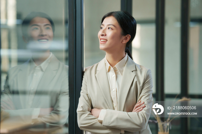 自信的青年商务女士在办公室