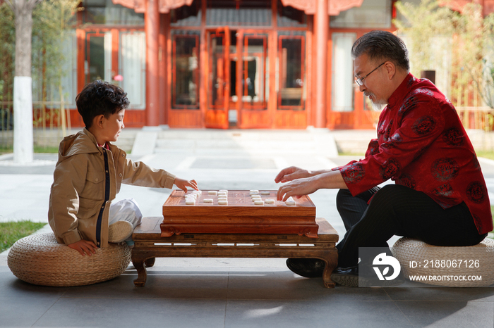 祖孙俩在庭院里下象棋