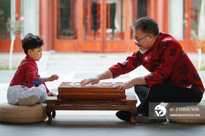 祖孙俩在庭院里下象棋